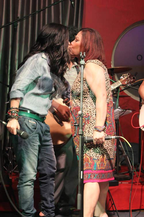 Nụ hôn của Siu Black và Phương Thanh trên sân khấu.